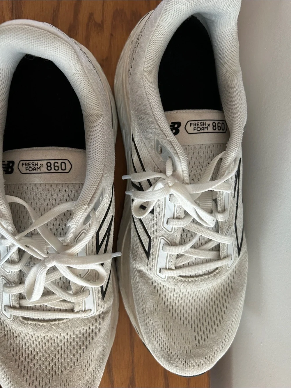 New Balance Men’s White Athletic New Balance with Black Logo